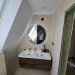 DelicMont - Opremanje vikendice - kompletno uređenje DelicMont - Opremanje vikendice - kupatilo s lavaboom i ogledalom