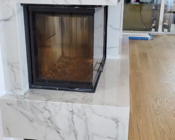 Kamin obložena bijelom keramikom XXL - pogled sa strane Kamin obložena bijelom keramikom XXL - pogled sa strane